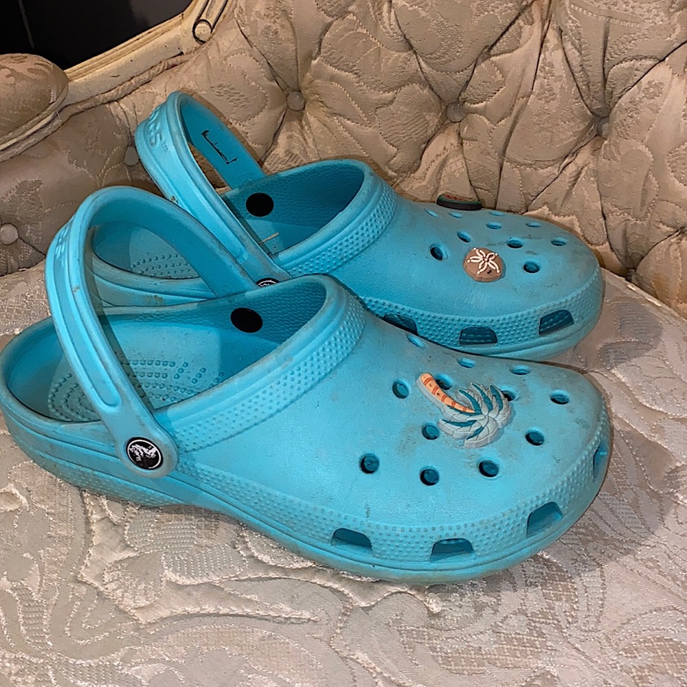 CROCS *TURQUOISE* WITH BEACH CHARMS INCLUDED